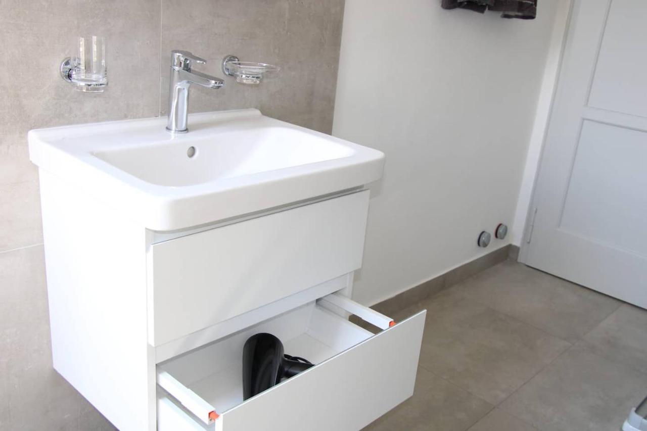 New & Modern Apartment With Beautiful Lake View! Lugano Luaran gambar